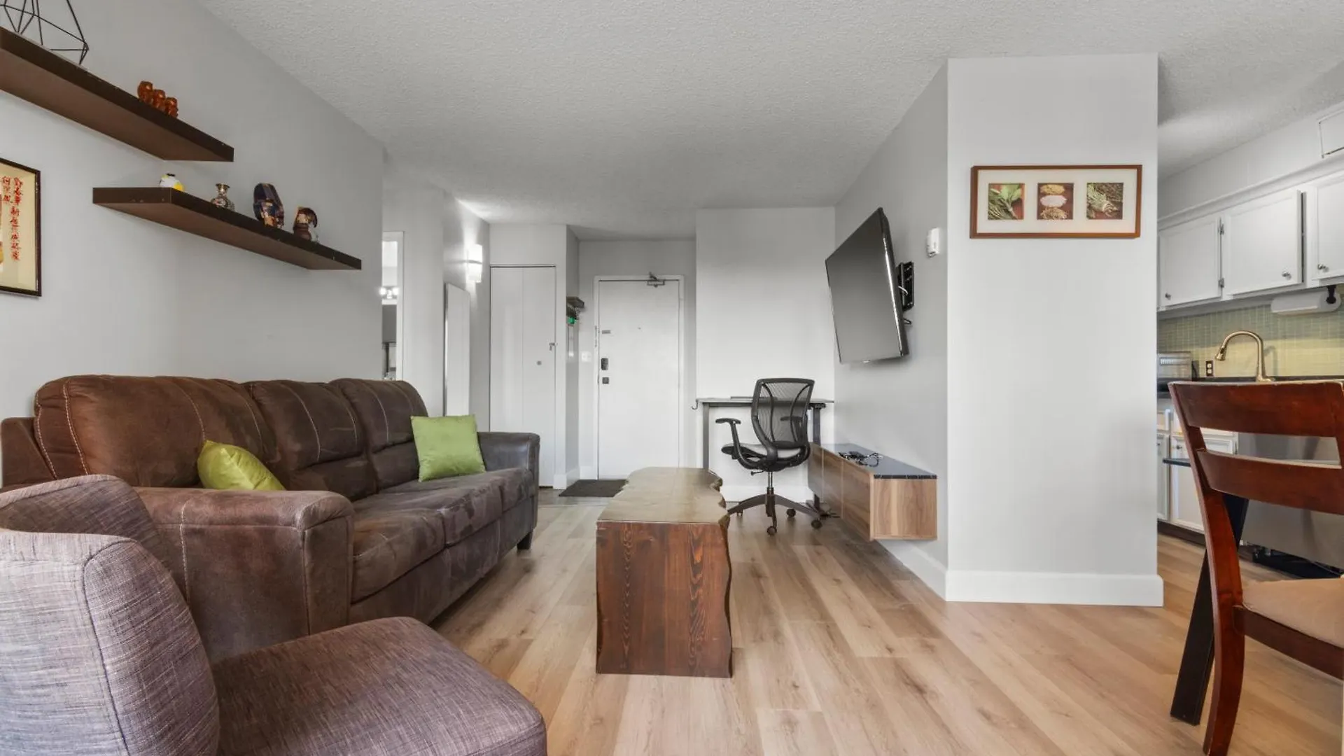 Suite Near Downtown, Bmo, Stampede, Free Parking YYC